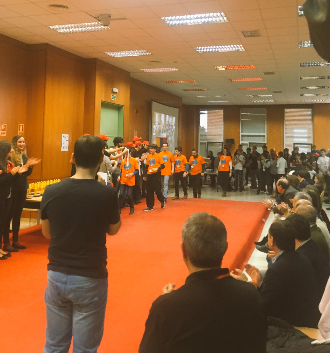 OpenScientia's tweet photo. Entrega de medallas en @FLLValladolid ¡¡ muchas felicidades para todos los equipos!! #muchomasquerobots https://t.co/p8RAI3pUie