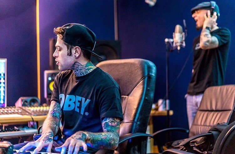 rtl1025's tweet photo. E nel frattempo che combinano i nostri amici? 😎 @jaxofficial @Fedez #NewAlbum #TopSecret https://t.co/91IAL4QlWn