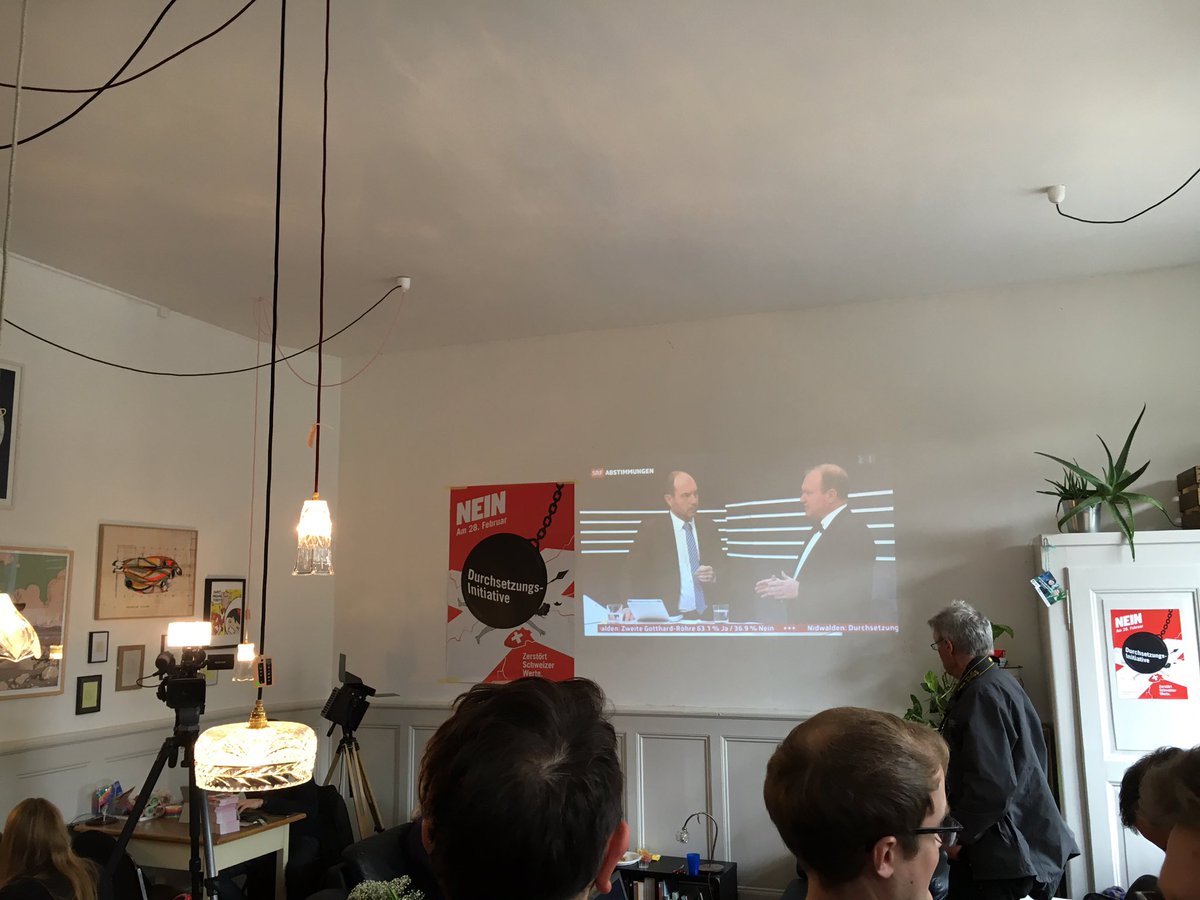 y_e_swiss's tweet photo. Die Resultate werden gefeiert! #DSInein #abst16 @operationlibero @DSI_Nein @SchutzfaktorM https://t.co/Y2j64FhBKr