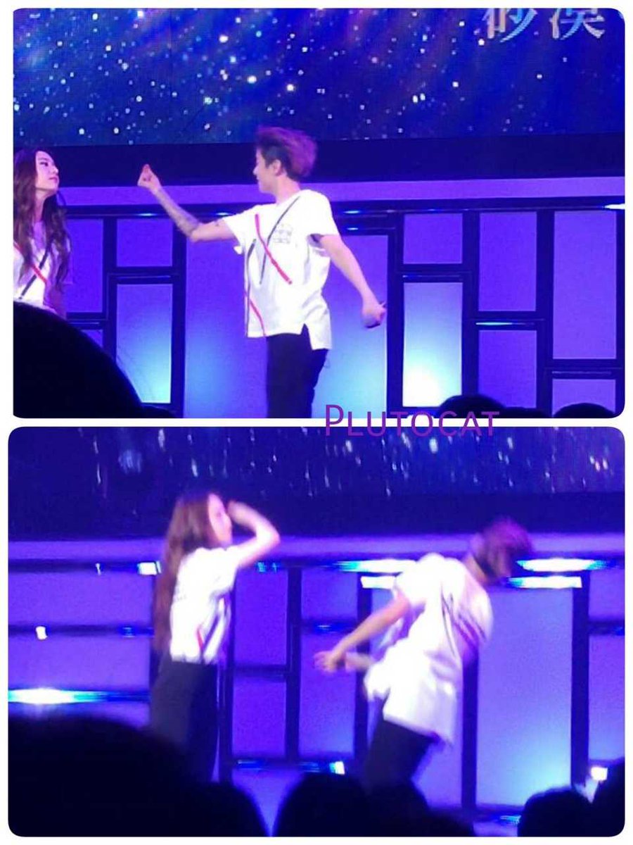 NoMao0417's tweet photo. 劉逸雲對鄭秀晶比了個💜
然後公主就......
#kryber #fxjapantour #fxdimension4 https://t.co/oV94lAhNUk