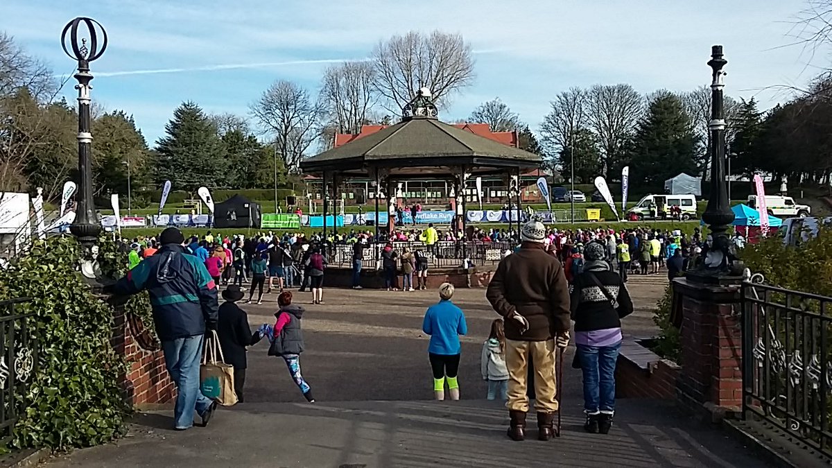 HanleyPark's tweet photo. A huge well done too the 300+ who ran in support of the @CRUKEventsMids #SnowflakeRun today in @CityOfSport16 https://t.co/tJFGbtdK4s