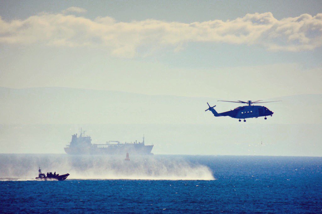 ElliejCormack's tweet photo. @rnli_kinghorn @RNLI @welcometofife @TheScotsman @BBCScotlandNews new coast guard helicopter training with lifeboat https://t.co/CFQhrc4x4m