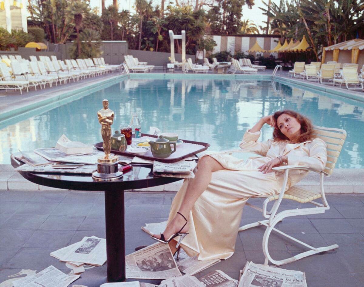 PeterSom's tweet photo. @TheAcademy Oscar Sunday! #whowins #wholoses #whoworewhat Faye Dunaway by Terry O'Neill, 1977. #glamour https://t.co/PK3kCiIf7x