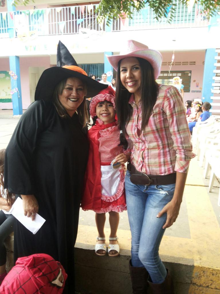 matarile_coro's tweet photo. Feliz Cumpleaños Tia Cristina https://t.co/6z1w8Nk7vh