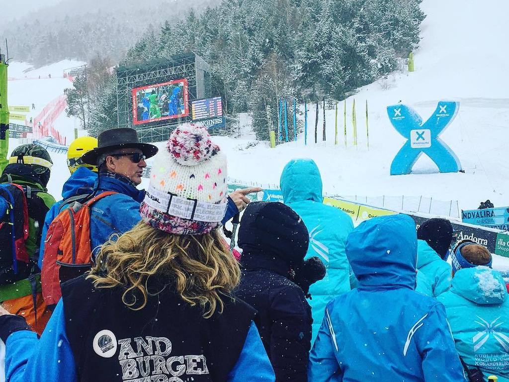 yopp_and's tweet photo. #theworldcupishere #andorra #aligaslope #andorramola #andorralovers #andburgerzero amb ganes 🎿 #rtvaskiworldcup 😉 #… https://t.co/PWxWdPIoRs