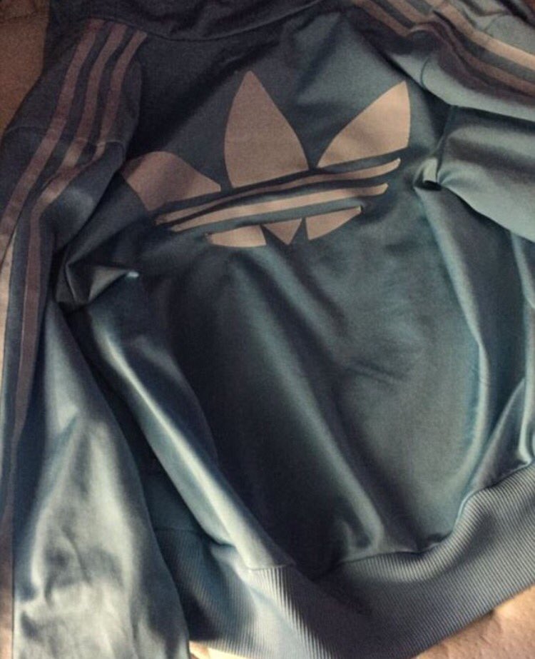 Chelldrella23's tweet image. I'm so confused... I see blue and white and my mum sees black and brown #WhoIsCorrect