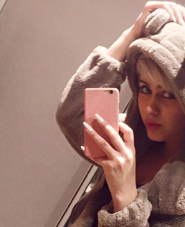 أحياناً أتمنى
ولكن ما فائدةِ تمنّي المستحيلْ إن لم يتحقق.