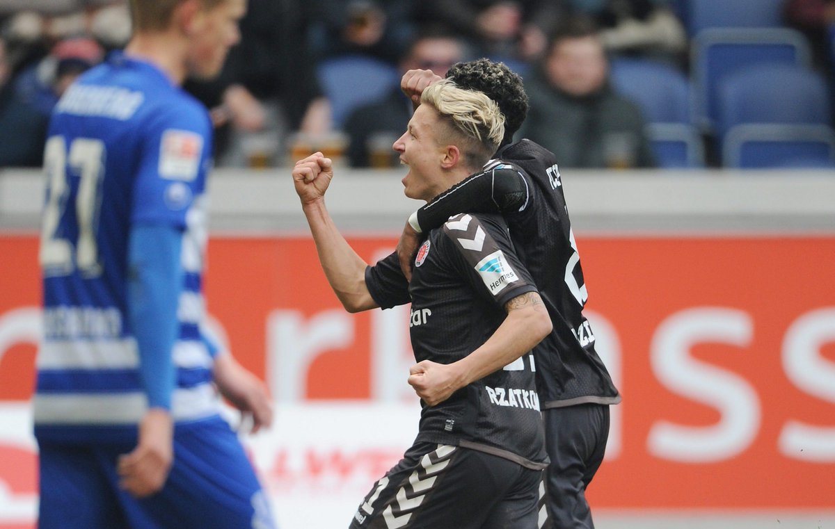 fcstpauli's tweet photo. Schluss! Die #Kiezkicker gewinnen 2:0 gegen Duisburg nach Toren von #Rzatkowski (64.) und #Verhoek (90.+3) #msvfcsp https://t.co/6W5oFIN3oe