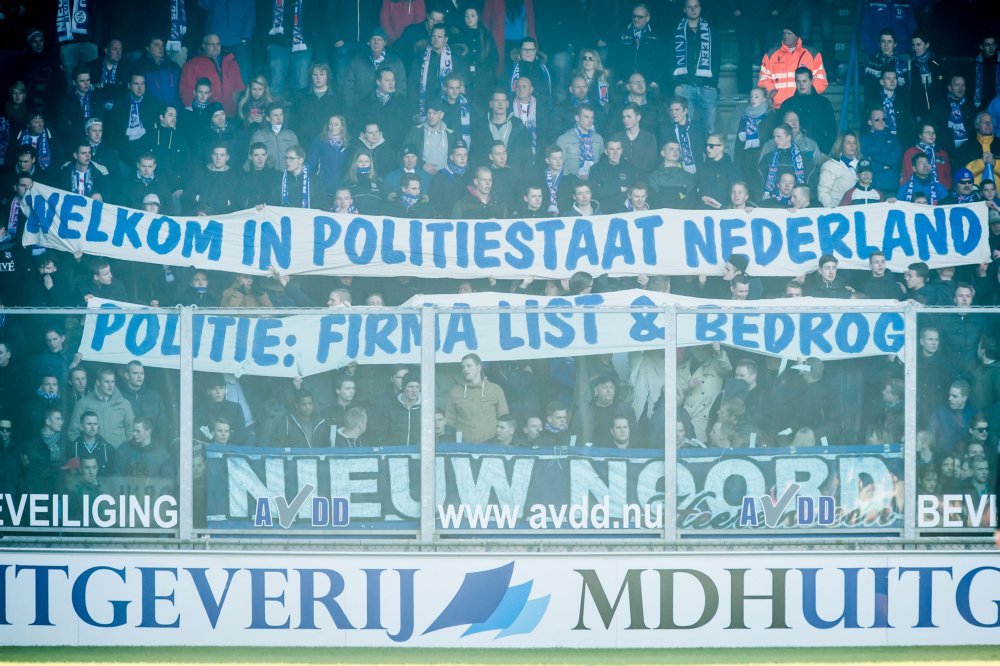 FeanOnline's tweet photo. In de eerste helft lieten fans van Heerenveen even weten wat ze vinden van de opgepakte Feyenoord-fans vorige week. https://t.co/Cxy4HalFED