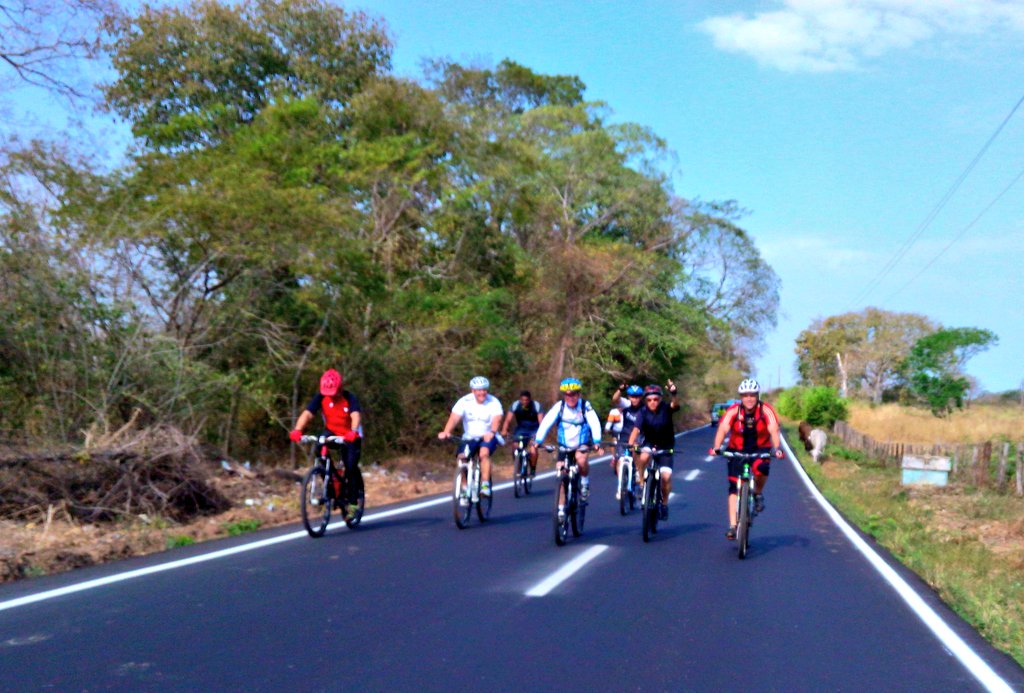 PanchoArias2012's tweet photo. Desde temprano realizamos una ciclovía desde el Mecocal hasta el consejo de Ciruma del municipio Miranda. https://t.co/SKRyWakO5V