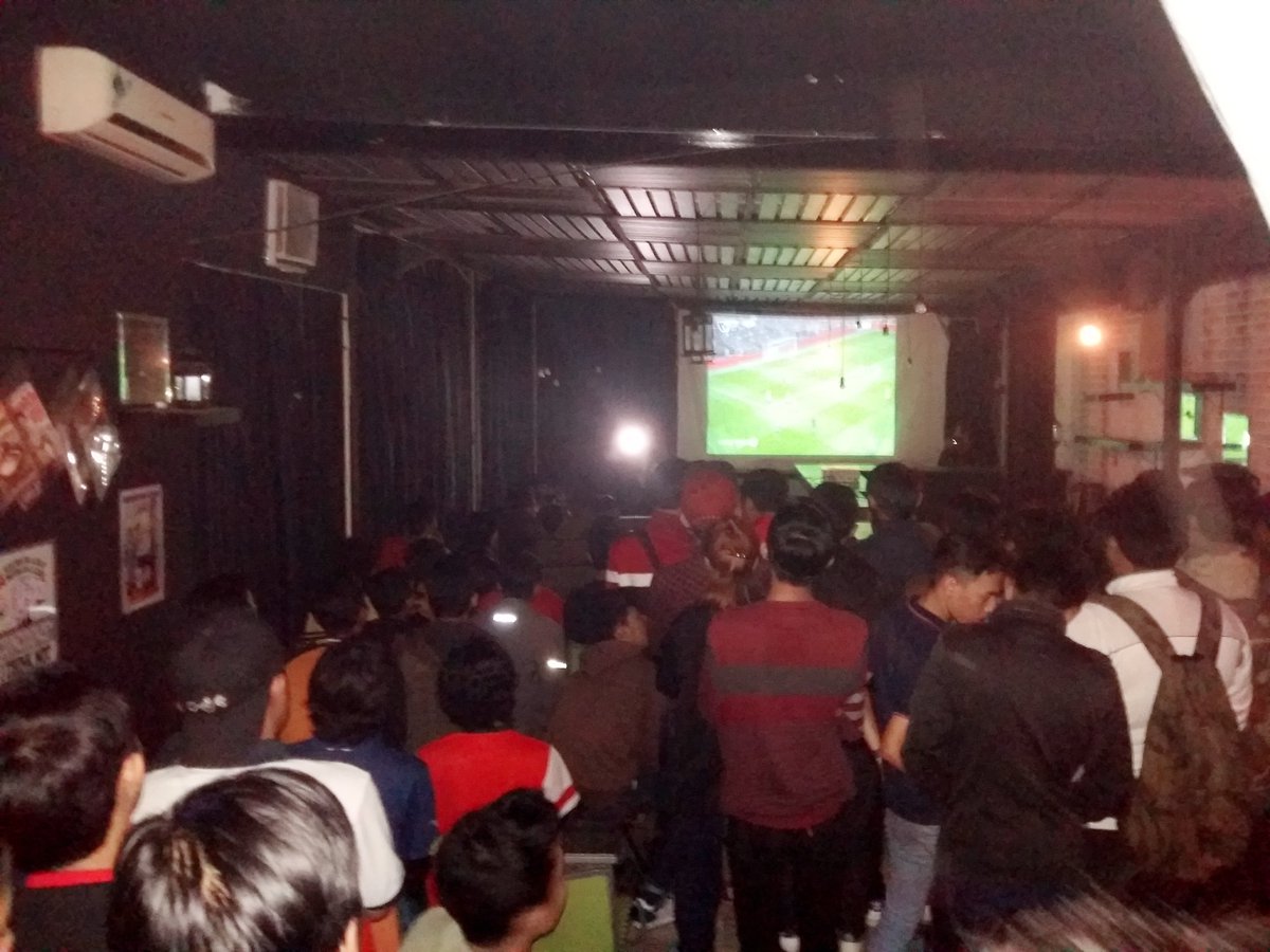 Suasana nobar bareng <a href="/7LiveAsia_Indo/">Vicky</a>  <a href="/Revel_Official/">Revel Bar & Lounge</a> <a href="/AIS_BDG/">AIS Bandung</a> <a href="/MCSCI_Bandung/">MCSCI Bandung (Official Supporters Club)</a>
