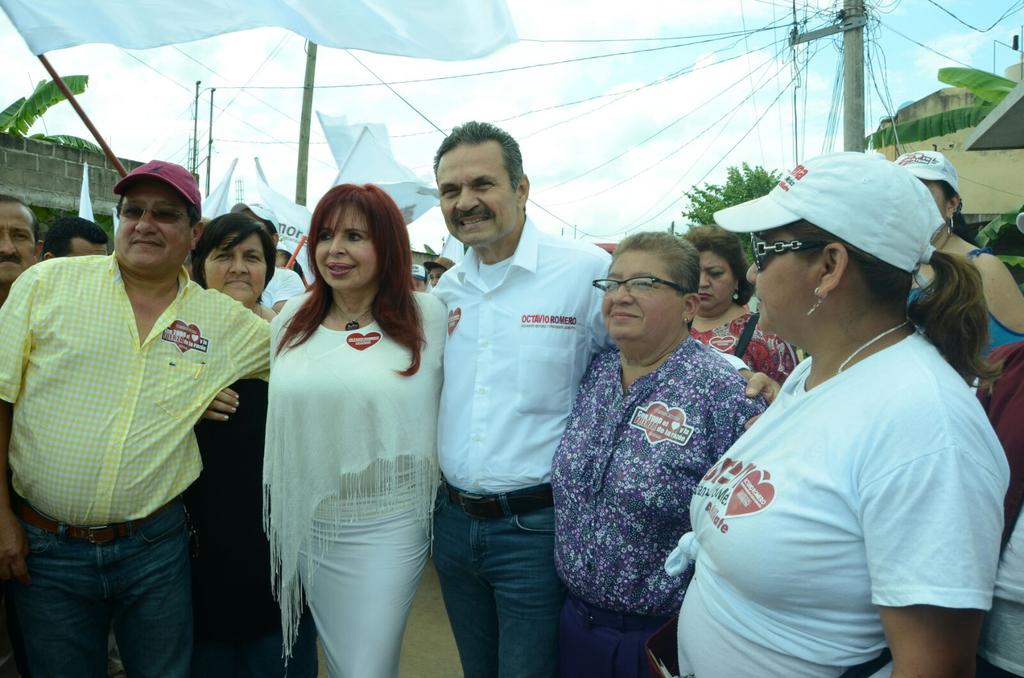 OctavioRomero_O's tweet photo. Gracias a la senadora @LaydaSansores por su apoyo y compañía en visita a habitantes del fracc. Las Mercedes #Centro https://t.co/k1Hr4OxA0q