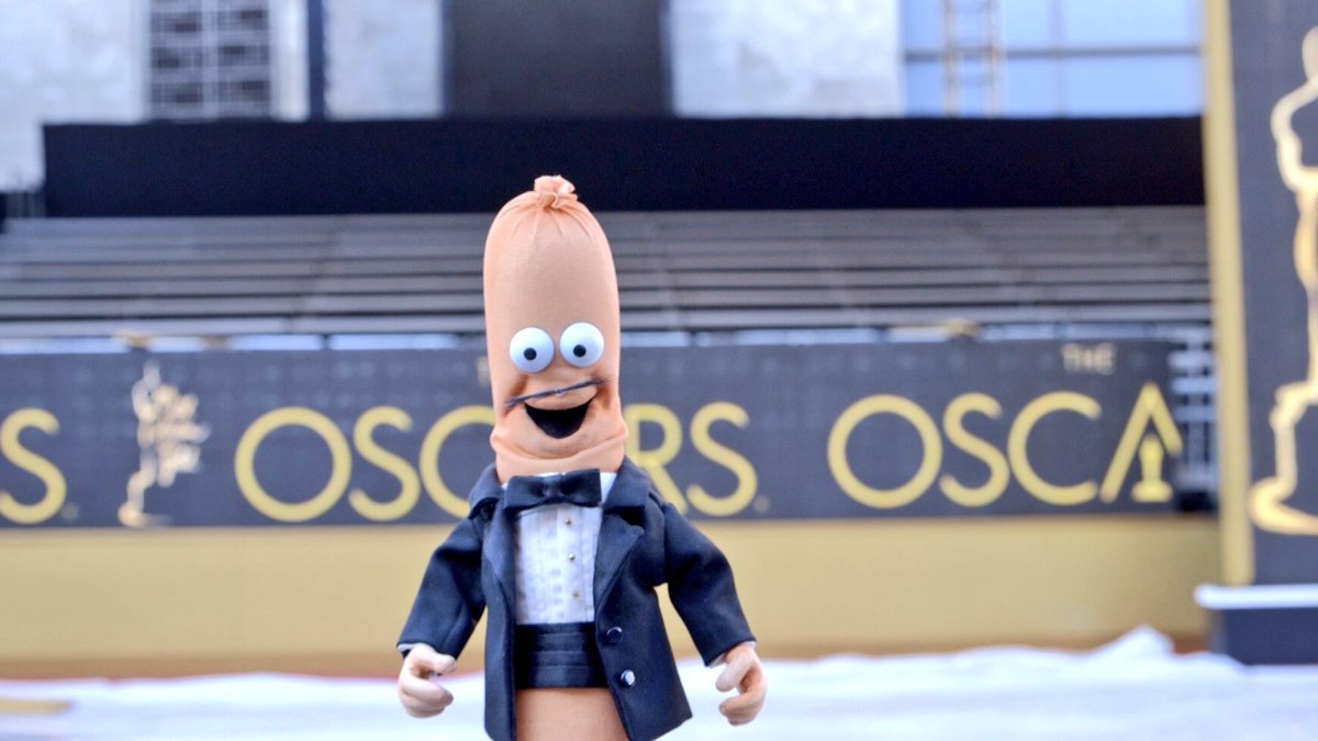 Only <a href="/ThisIsFusion/">Fusion</a> would have a <a href="/TalkingHotDog/">Talking Hot Dog</a> covering the #Oscars #RedCarpet tonight