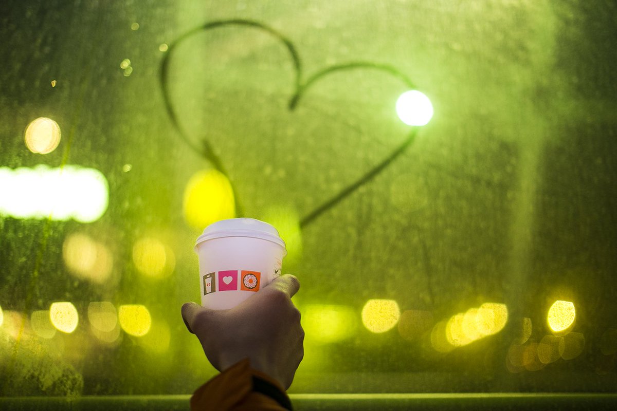 DunkinDonutsPL's tweet photo. Nic tak nie osładza łez po odchodzącym weekendzie, jak gorąca czekolada. #GoodbayWeekend https://t.co/64F7OAbik9
