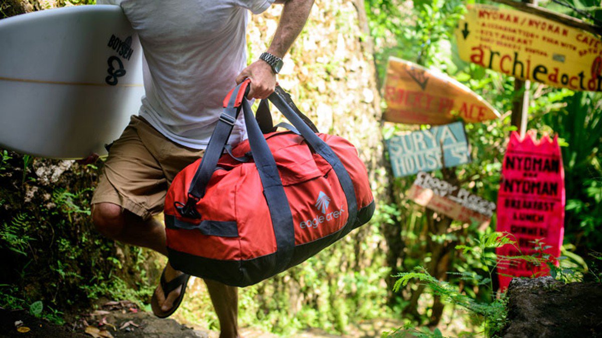 outsidemagazine's tweet photo. We love duffel bags because they’re so damn useful: https://t.co/fHzlees6w6 https://t.co/rcVoiM8B7J