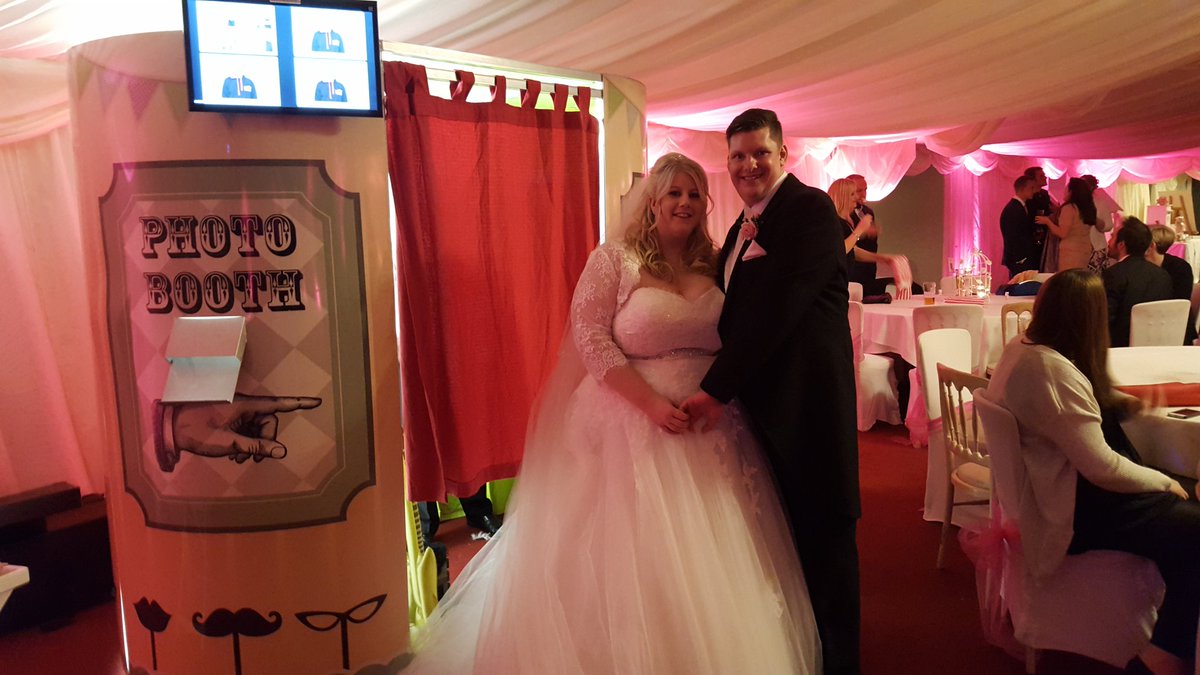 booth_frenzy's tweet photo. Ready to go at #hattoncourt hotel for the lovely Rachel and Francis #wedding #vintagebooth https://t.co/5Rd0PWkY1b