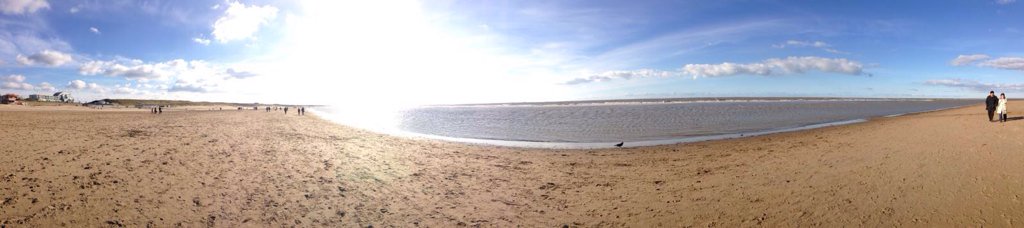 aartje35's tweet photo. 1 zonnestraal maakt nog geen #lente #lekkeruitwaaien #strandloop @katwijk #frissewind #tintelendewangen โบ๏ธ https://t.co/P7AIc99Eb1