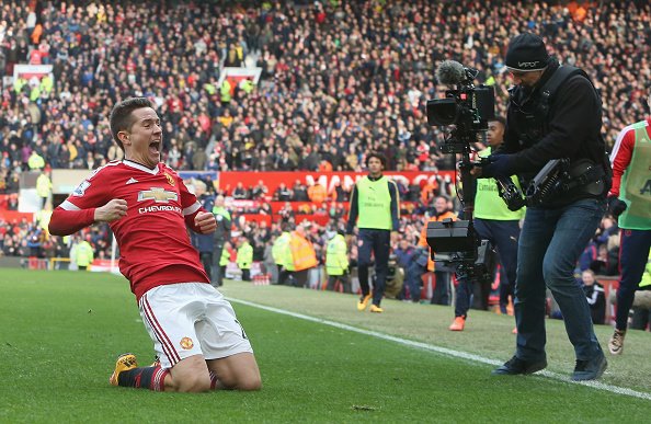 BBCSport's tweet photo. FT Man Utd 3-2 Arsenal

#MUFC deal #Arsenal a huge title blow.

Crazy game. https://t.co/bLFa3dkrDy #MUFCvAFC https://t.co/dpDG8mxFj1