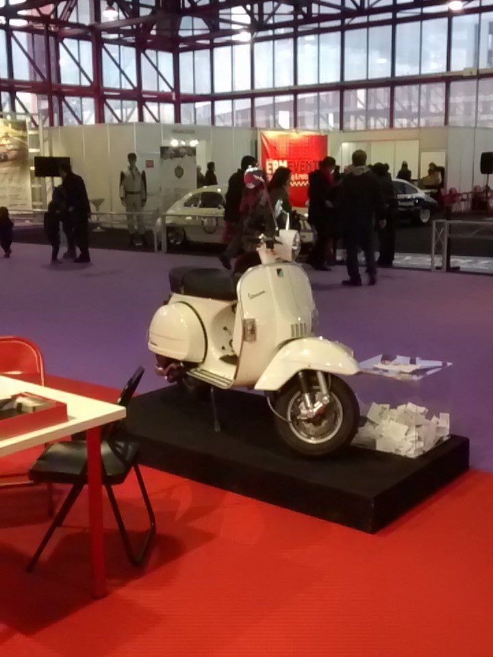 ZalbaCaldu's tweet photo. Vamos a proceder con el Sorteo de la Vespa... En unos instantes diremos el nombre del ganador #classicauto2016 https://t.co/cFEEsuCYG7