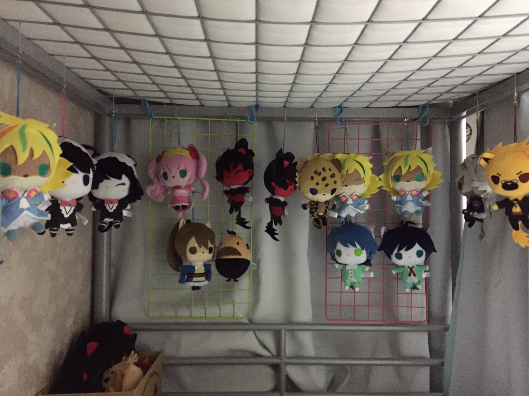 ゴラたん ぬいぐるみの収納に困って 何とかした結果がこれだよ 二段ベッドのしたの天井を使用 反対側もぬいぐるみだらけだぜ T Co Mxrogjfvhn Twitter