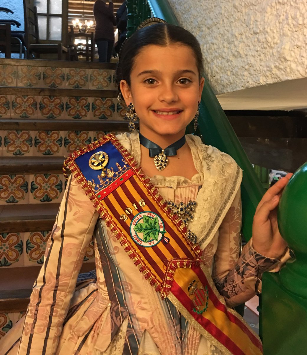 peudelacreu's tweet photo. Claudia preparada para irnos a las Torres de Serrano #Crida16 #falles https://t.co/dCq3es1ve4