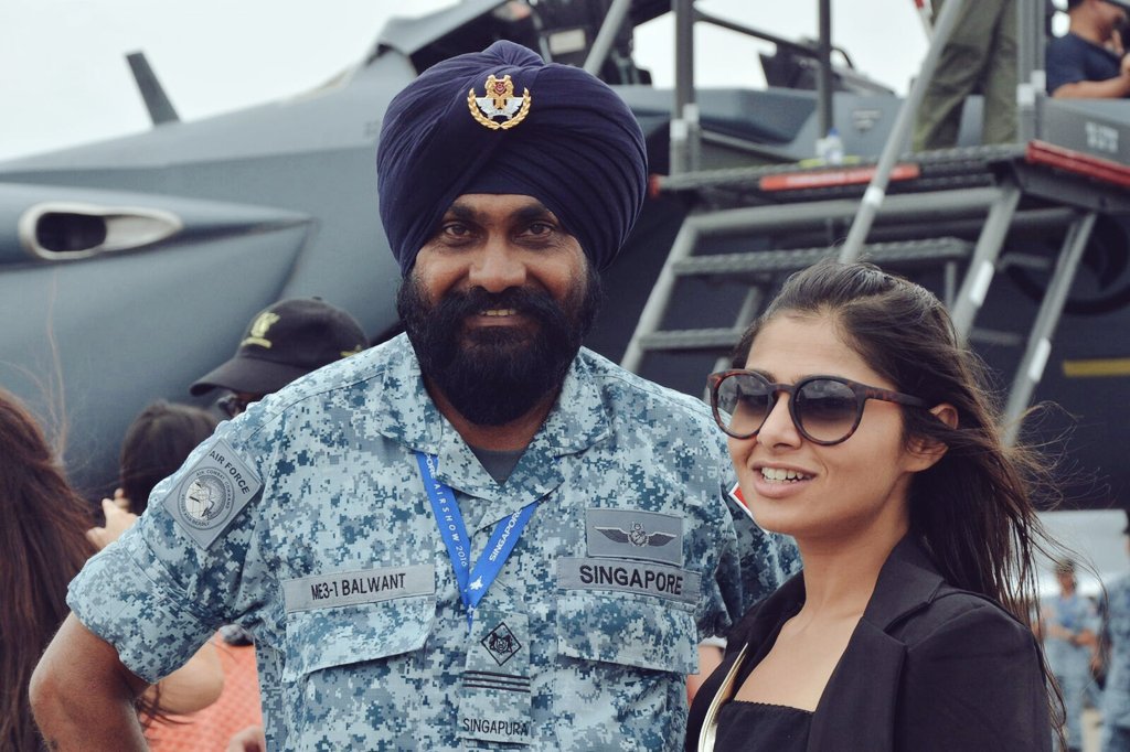 Mancee_19's tweet photo. Wherever u go, network follows! 😉 #rajouri #punjabisinsingapore #sgairshow2016 #sgaf https://t.co/bhw5KrPt3B