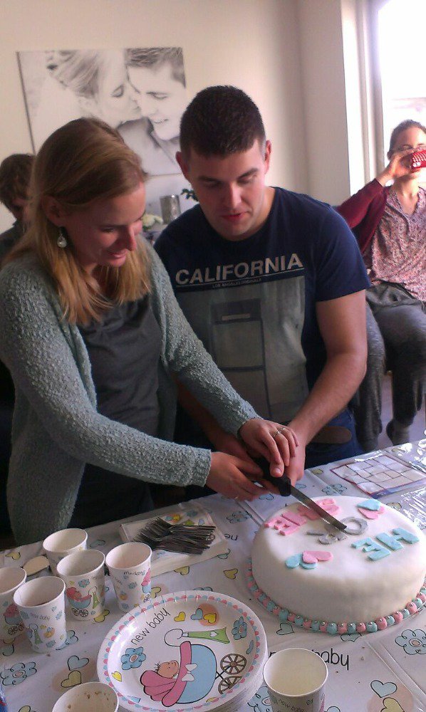 gjbooij's tweet photo. Hele leuke middag gehad met familie in ons nieuwe huisje. #kiekeboefeest revealthegender #7juli2016 https://t.co/UiXQXVkg6G