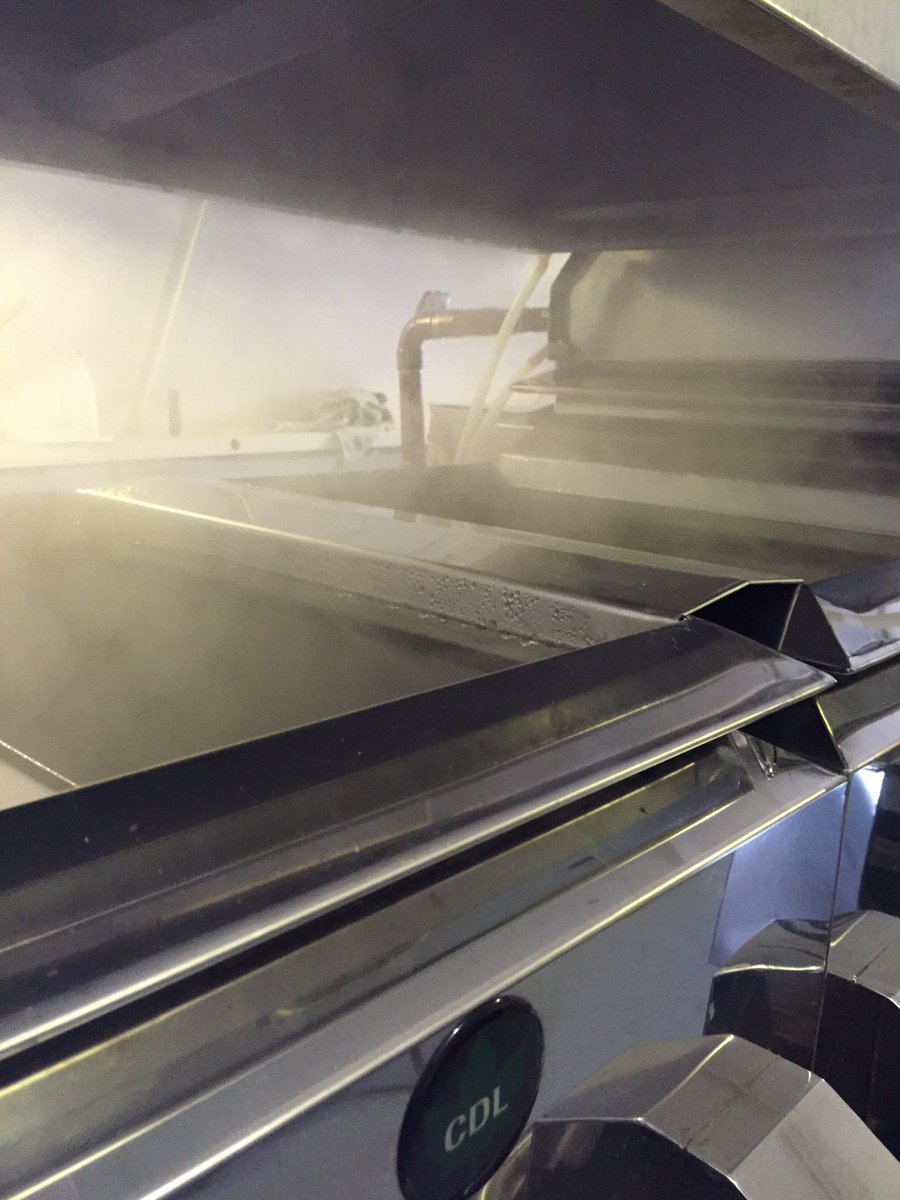 circlecmaple's tweet image. Boiling weekend. The smell is always intoxicating. Beautiful sap. #circlecmaple #saptosyrup #maplesyrup