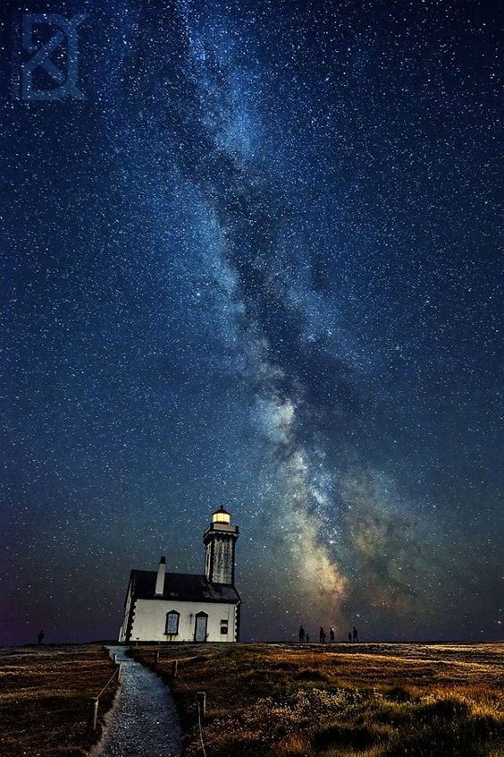 Comment avoir une étoile au Phare des Poulains .
Belle Ile en Mer - Bretagne 
© D. Keochkerian