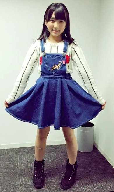 スカートを開いてセクシーな矢吹奈子
