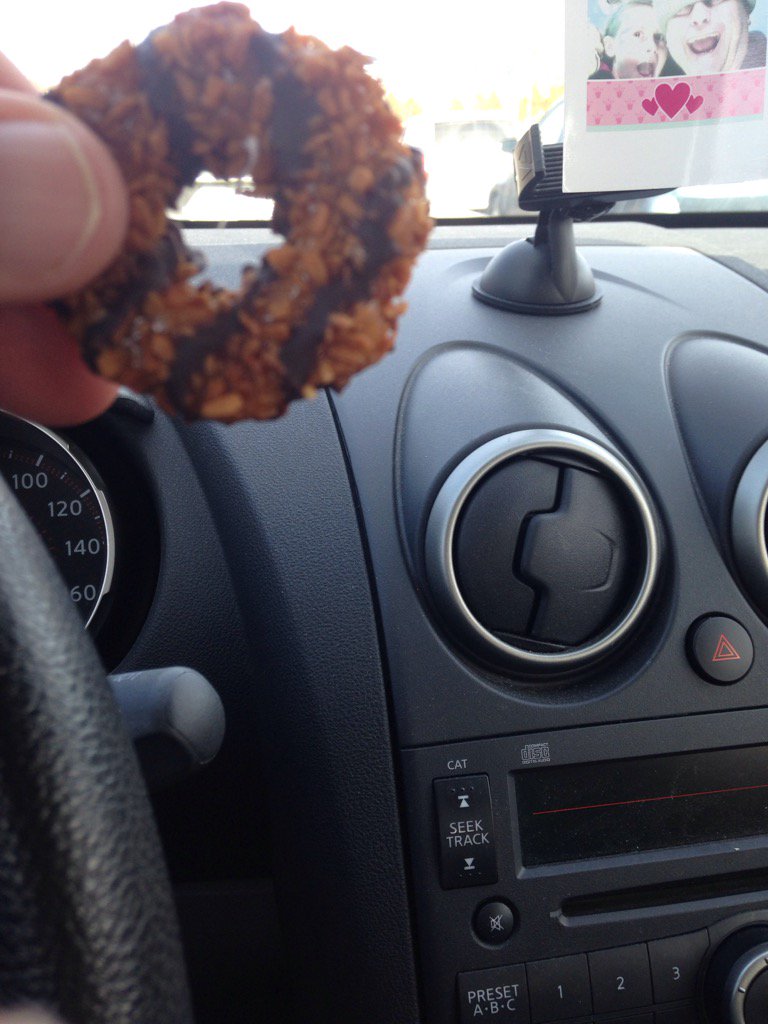 UncleRichie46's tweet photo. What better way to make the car wash line go faster..a box of samosas!!!#boredomsolved https://t.co/QUqPCsUYpJ