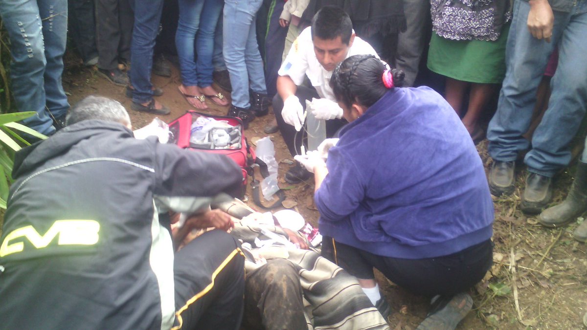 NOTICIAS_JALAPA's tweet photo. #Jalapa: En la Aldea el Izote, #Bvoluntarios auxilian a hombre herido con arma blanca es llevado al HN https://t.co/vkjmbSF0v3
