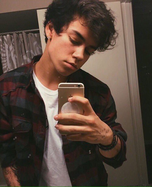 👽New fake👽
Descriptive
Ships with chemistry 
Bisexual
hmu for a SL or any RP