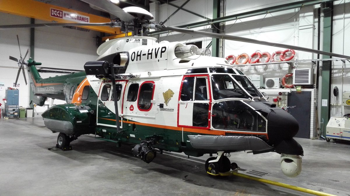 Uusi <a href="/rajaheko/">Vartiolentolaivue</a> <a href="/AirbusHC/">Airbus Helicopters</a> AS332L1e #meripelastus'kopteri siirtolennon päätteeksi kotihallissa #Malmi'n lentoasemalla