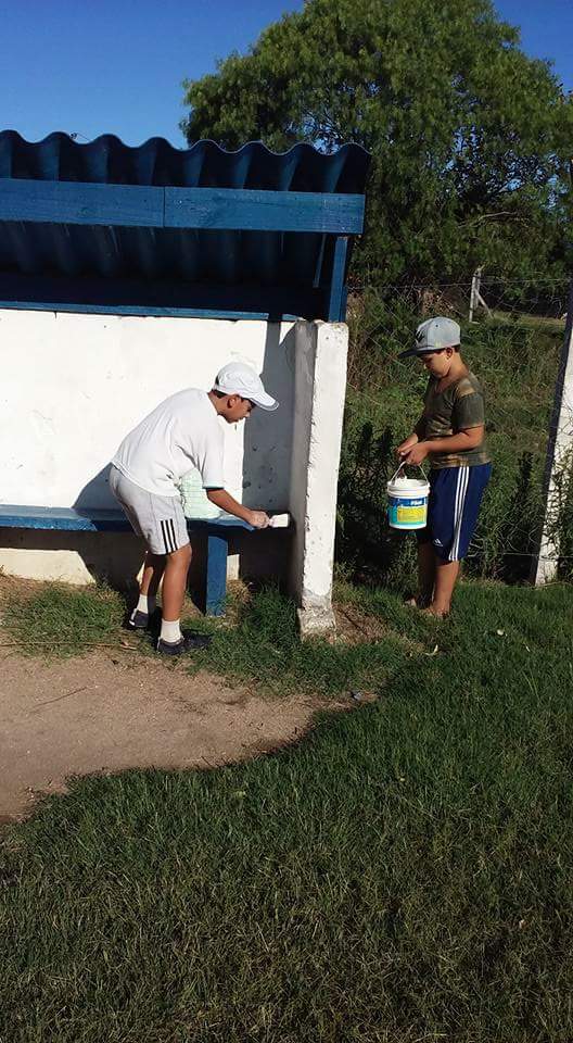 Niños pintando los bancos de suplentes de la cancha de Baby. Esto es amor, esto es familia. #Quilmes #másqueunclub