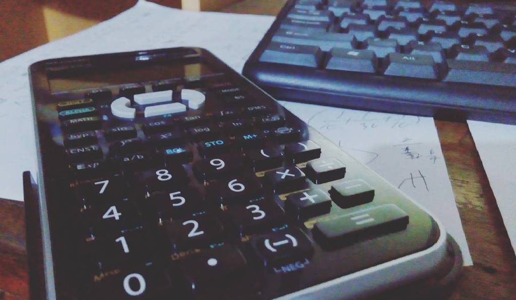jraearc's tweet photo. The calculator, the keyboard, and the sheets. Bow. #physics72 #1stLEblues https://t.co/jImpfBTeIv https://t.co/8sqwaVYf2Z