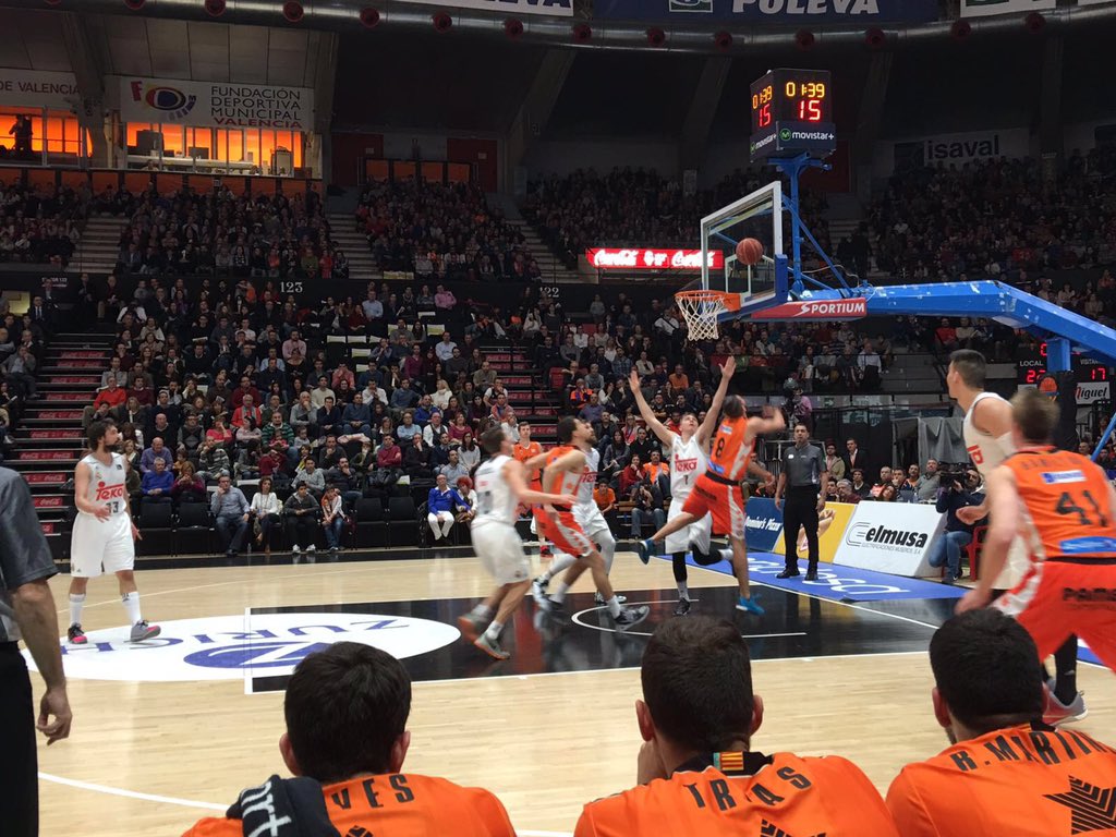 penyaeltriple's tweet photo. @valenciabasket se pone por delante del campeón de la copa del rey, el @RMBaloncesto 51-44 #penyaeltriple #VBCRMB https://t.co/XrSz4XE4ln