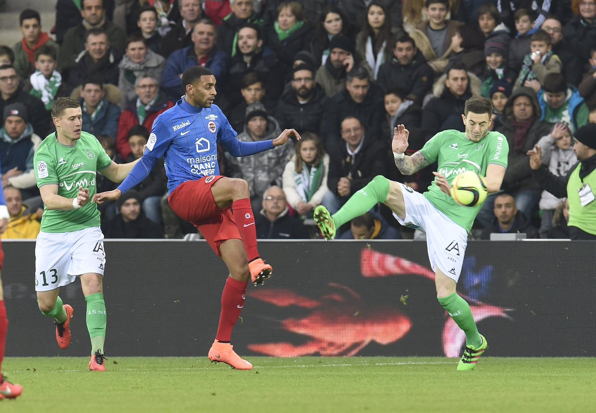 SMCaen's tweet photo. Quel match! Les Caennais s'imposent 2-1 face à l'@ASSEofficiel et comptent 42 points après 28 journées! #ASSESMC https://t.co/58LrD6TwS0