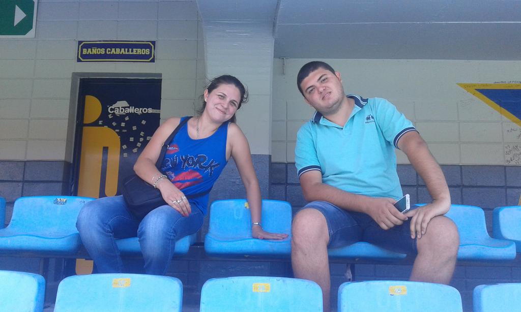 juarezvannesaj's tweet photo. En la cancha de @BocaJrsOficial con mi hermano #Felices https://t.co/Mw16zxMMnh