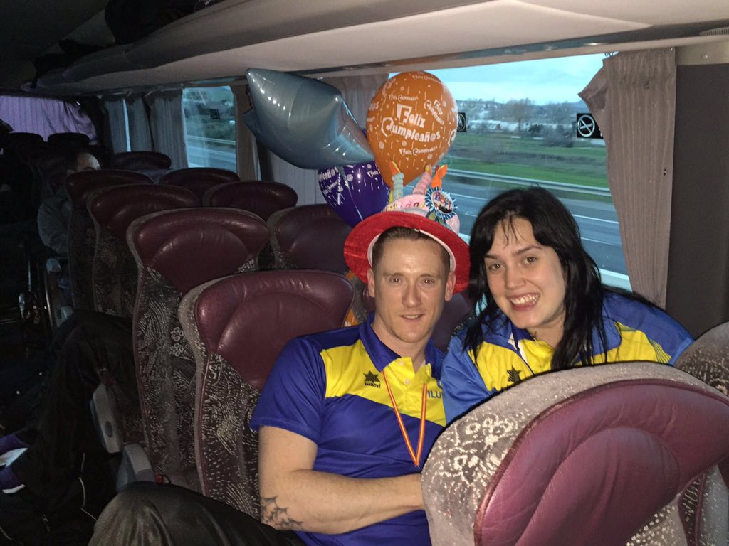 billlatham5's tweet photo. Feliz cumpleaños a este tonto con 33 años @TerryBywater07 con 5 copas @V_Vicky10 https://t.co/BfqKkRruql