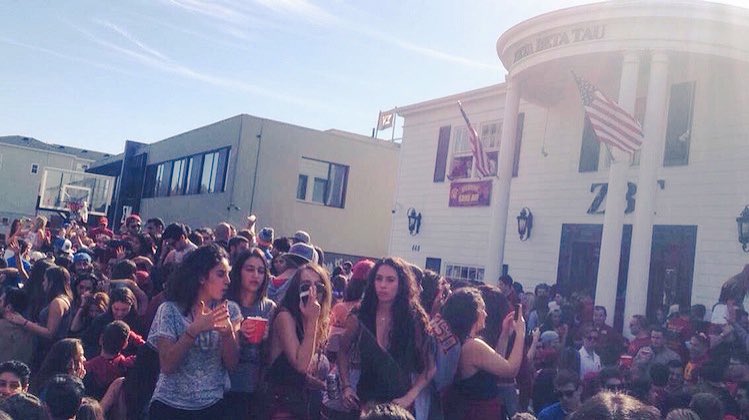 USCFrats's tweet photo. Parttttttyy #ZBT #USC #FratLife https://t.co/LrKsc8Z6Ul