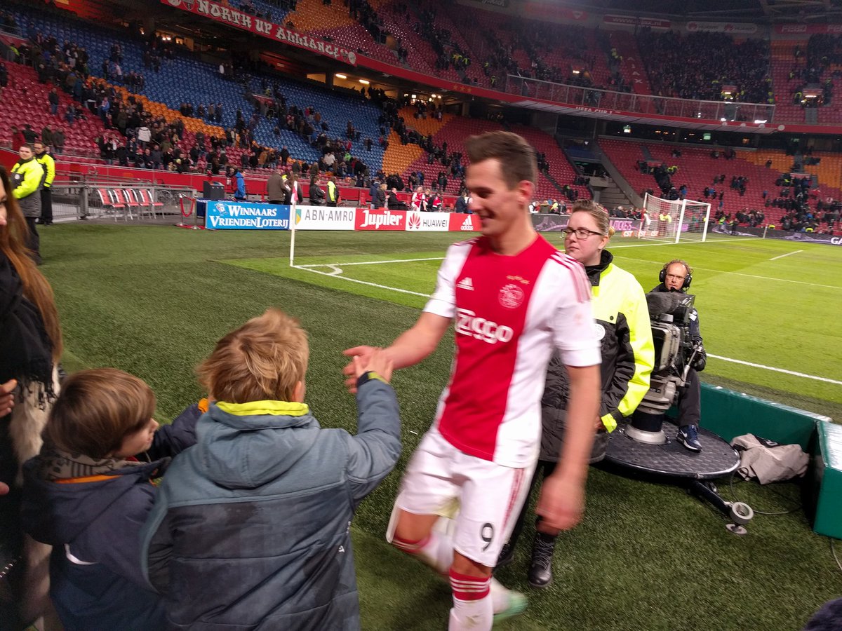 En de dikke high five met de jarige topscoorder Milik! <a href="/arekmilik9/">Arkadiusz Milik</a> - Ewout's dag kan óók niet meer stuk #ajaz