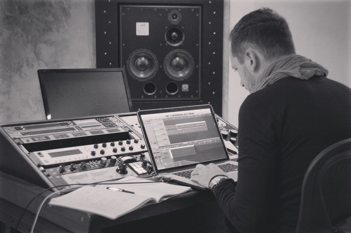 timskyofficial's tweet photo. At work. #music #studio #producer #dj #housemusic #deephouse #edm #songwriter #art #timsky #ibiza https://t.co/HE0iOdiGZv
