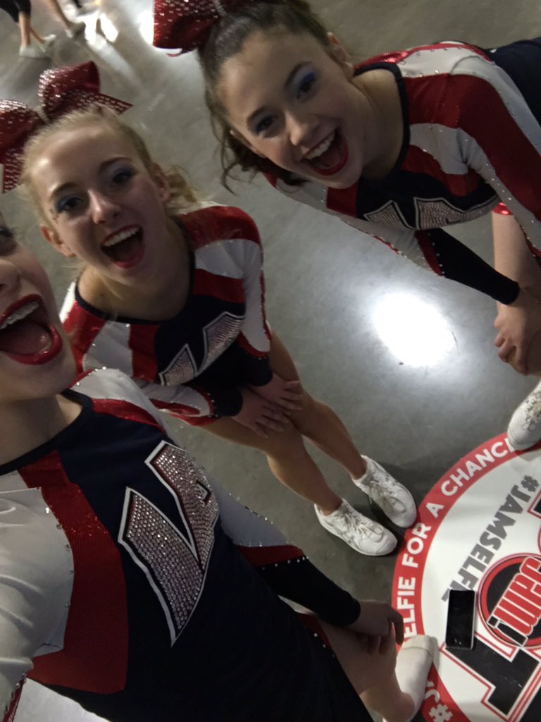 chloeweaver12_'s tweet photo. #jamselfie @_zvest @LindamoodLauren https://t.co/xKXgBcRYwm