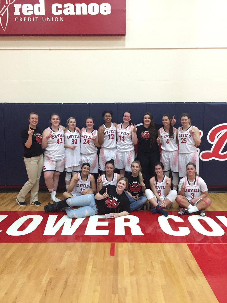 PapaSchwag's tweet photo. Team... #LCCHoops15 @kathank32 @kaitlin_lewis21 @n3sija @LCCBasketball @MolleeSchwag30 https://t.co/KU1oR6RFeM