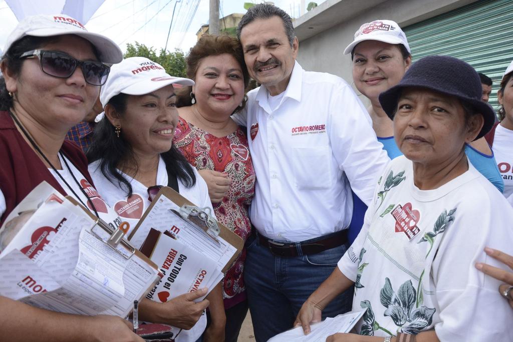 OctavioRomero_O's tweet photo. Presentando a ciudadanos del fracc. Las Mercedes mis propuestas para sacar adelante a #Centro #HagamosHistoria https://t.co/xLZfL7HONm