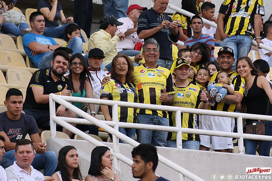 JOTACEtres's tweet photo. La familia, no me había fijado que estaba el @adiguille ahí junto a @JekittaBdC y mis hijos je je je.. Saludos. https://t.co/NxFUdl9zDN