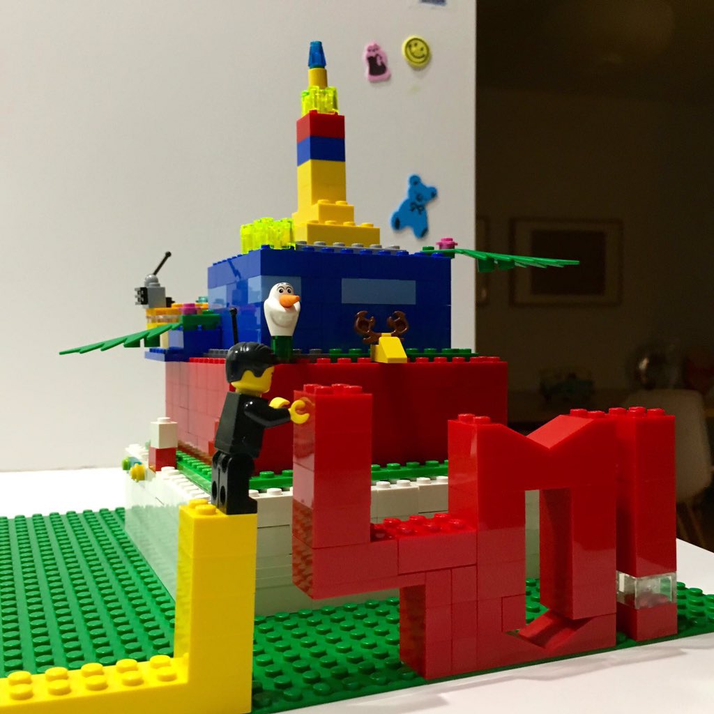 laulaliena's tweet photo. Y que cumplas muchos más!!!! Felicidades @elpais_espana Lo celebramos en Alemania? 😉 #legoELPAIS https://t.co/bd4dZon0fF
