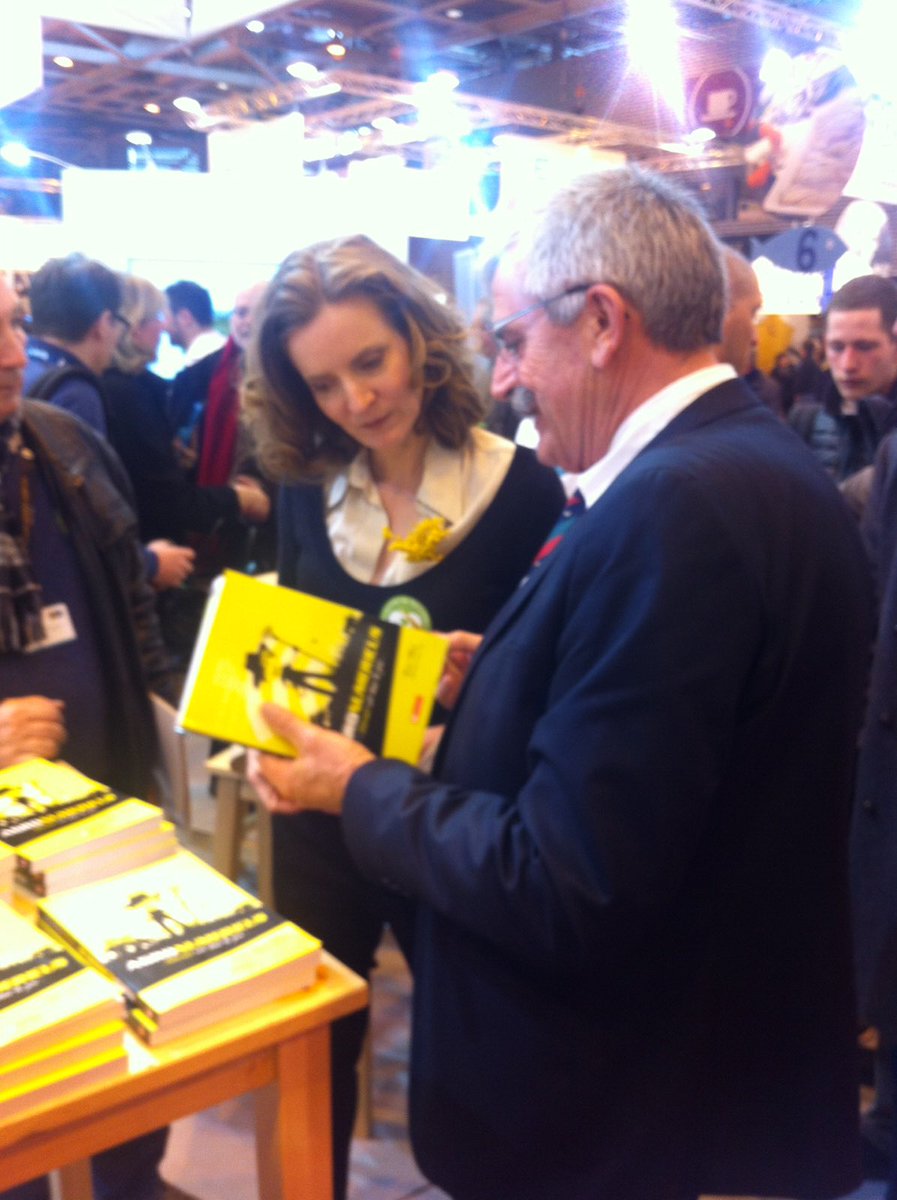 JessSbaraglia's tweet image. Visite de @nk_m sur le stand de la @FermeDigitale @Herve_Pillaud  dédicace @agronumericus ! @TerredeMonaco @sia2016