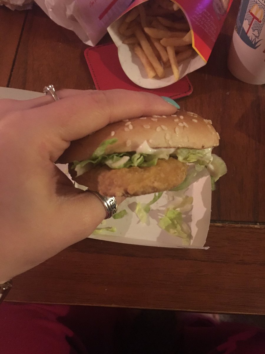 BHeneghan5's tweet photo. @McDonalds Halifax have designed a new burger that has 1piece of bread instead of two #halfaburger #nothappy #robbed https://t.co/ZcHpW7ryg6